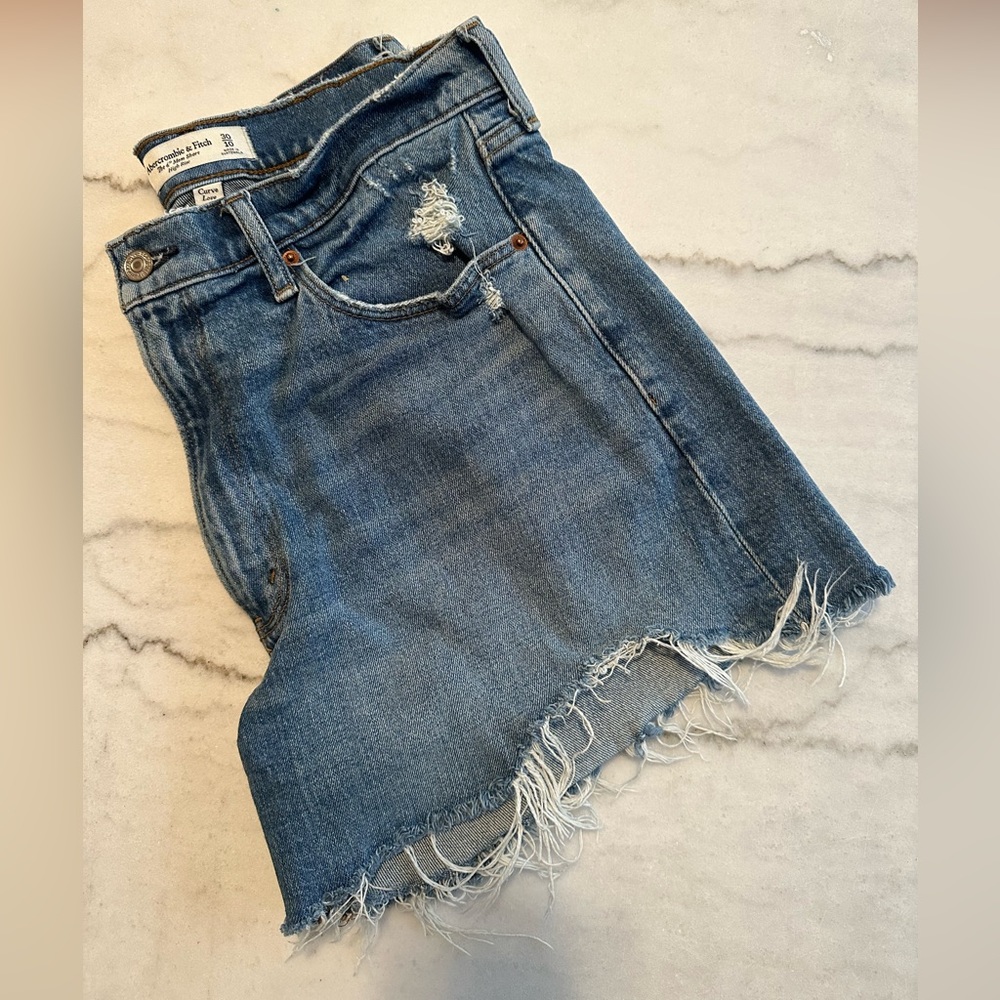 Abercrombie and Fitch Curve Love High Rise 4 Inch Mom Shorts. Size 30/10